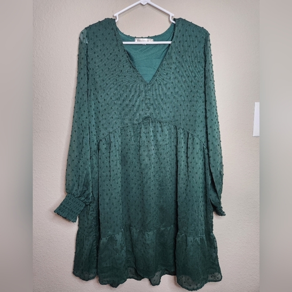 Dresses & Skirts - Green Flowy Dot Long Sleeve Dress Size Large